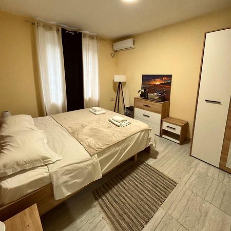 Urban Apartment In Blloku Tirana Exterior foto
